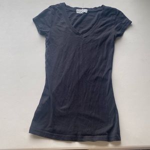 Black v-neck short sleeve t-shirt